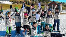 Drei Mannschaften der Richard-Dorer-Schule Schönwald und Alpin-Trainer Alexander Schätzle jubeln über ihren Sieg. Bild: Richard-Dorer-Schule