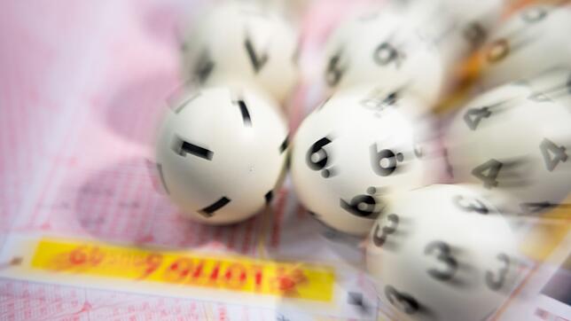 Der oder die Glückliche gewinnt insgesamt 2,4 Millionen Euro. (Symbolbild)