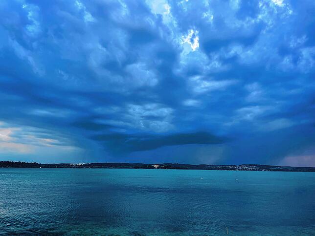 Das heraufziehende Unwetter gegenüber der Insel Mainau am 5. August.