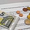 Ein Geldschein und Münzen liegen auf einem Asylantragsformular. In Zukunft sollen Geflüchtete im Schwarzwald-Baar-Kreis nur noch wenig ...
