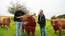 Vater Rolf Jamrog (rechts) und sein Sohn Florian auf der vier Hektar großen Weide in Mindersdorf mit ihren schottischen Hochlandrindern. ...