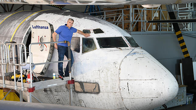 David Dornier, Direktor des Dornier Museums, steht vor der Lufthansa-Maschine Landshut in Friedrichshafen. Das 1977 entführte Flugzeug ...
