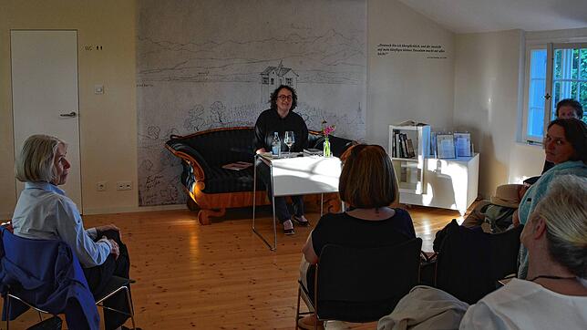 Die Konstanzer Autorin Christine Zureich bei ihrer Lesung im Fürstenhäusle anlässlich der Droste-Literatur-Tage in Meersburg. Foto: ...