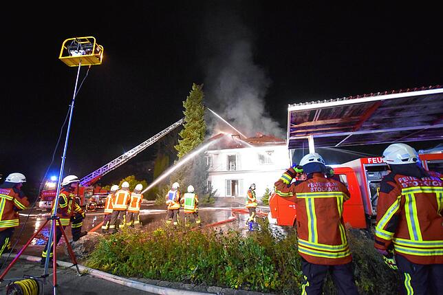 Bild 19: Bilder von den Löscharbeiten beim Großbrand eines Dachstuhls in Mahlspüren im Tal