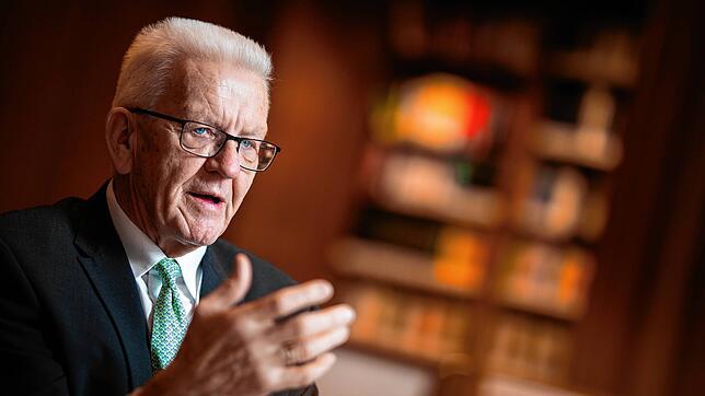 Winfried Kretschmann (Bündnis 90/Die Grünen), Ministerpräsident von Baden-Württemberg, spricht bei einem Interview im Staatsministerium. ...
