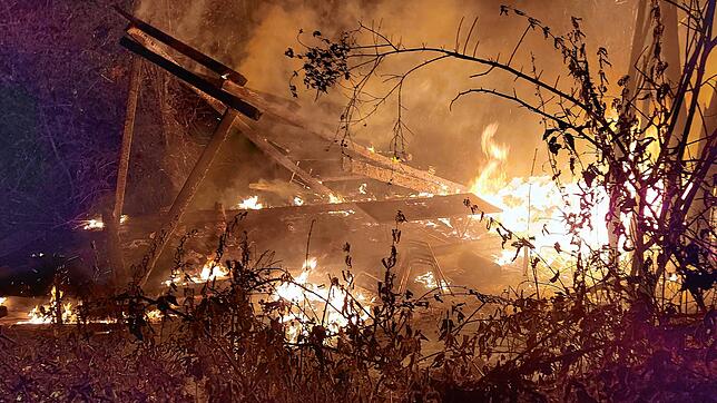 Die Feuerwehr Jestetten musste am Sonntagmorgen zu einem Brand in der Nähe des Friedhofs ausrücken.