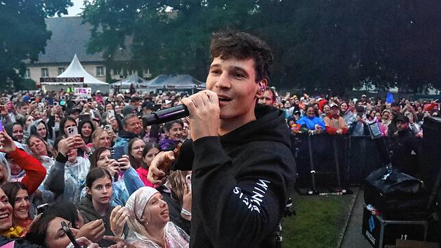 Bild : Regen? Egal! Wincent Weiss begeistert 4500 Fans beim Open Air in Schloss Salem