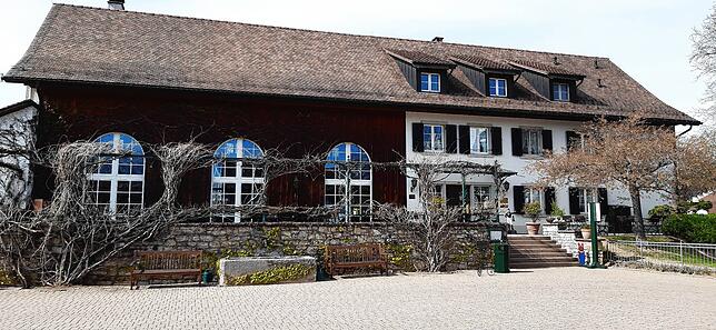 Die Gaststätte des Hofgutes Albführen mit der vorgelagerten Gartenwirtschaft lädt beim schönen warmen Osterwetter zum Besuch ein.