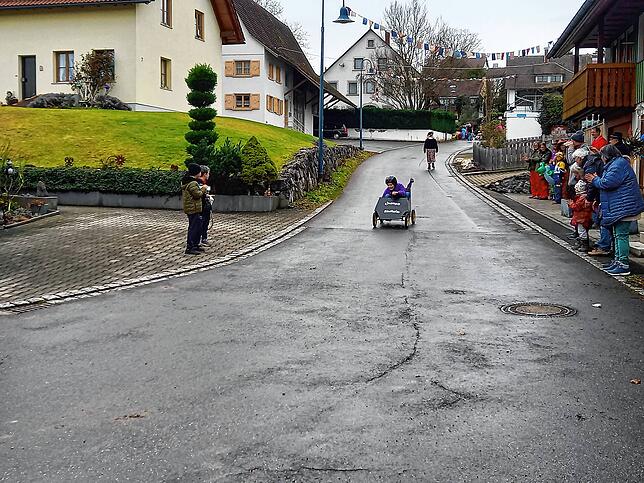Bild 10: So rasant ging es beim Kärrelerennen in Hepbach zu