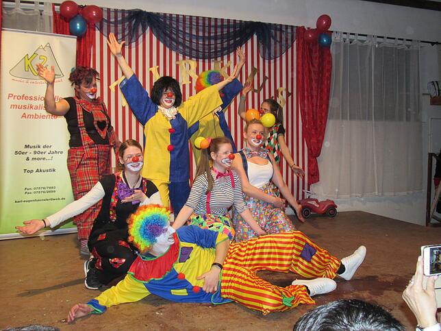 Stehene Ovationen gab es am Schluß der "Zirkus-Vorstellung" für die Akteure beim Bürgerball in Dietershofen.