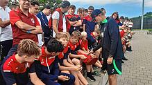 Liverpool-Trainer Jürgen Klopp gibt dem Nachwuchs des SV Aasen im Sommer Autogramme. Schlagen Top-Clubs im Öschberghof ihr Lager auf, ...