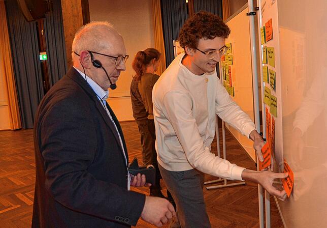 Unter den von den Workshop-Teilnehmern, hier im Bild Leon Beck, eingebrachten Vorschlägen entdeckt Jörg Scholtes auch manch Überraschendes.