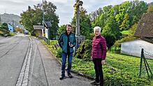 Stadtgärtner Bernd Kramm und Claudia Buselmeier am Wegkreuz gegenüber dem Eschbacher Gemeindehaus. Hier sollen die Anlagen rund um das ...