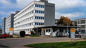 Das Continental-Logo am Gebäude ist inzwischen demontiert. Teilweise erinnert die Beschilderung in Villingen noch an den alten Konzern. ...