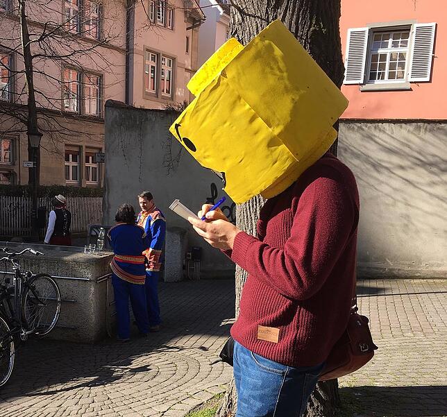 Die SÜDKURIER-Legoredaktion ist mit Schreibblock und Kamera in der Innenstadt unterwegs.