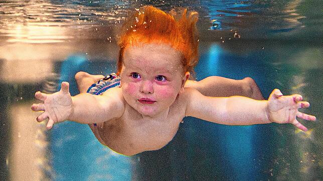 Der kleine Noah Graf bei seinem Tauchgang im Schwimmbad. Das Fotoshooting ist Teil eines Schwimmkurses für Babys.