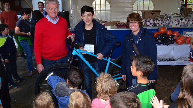 Udo Engelhard, der stellvertretende Vorsitzende des Vereins Kinderchancen (links), freut sich mit Bürgermeisterin Ute Seifried, ein ...