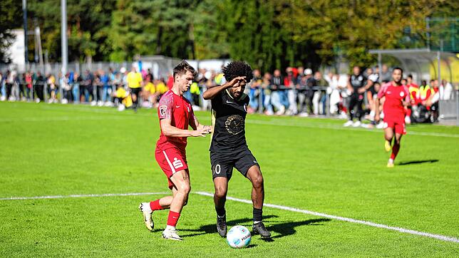 Der Türk. SV Singen (Yahya Zidan, rechts) hat die Tabellenführung in der Verbandsliga mit einem 1:0 über den Offenburger V (Jannick ...