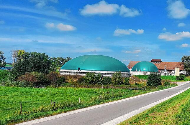 Charakteristische Riesen-Deckel: An der Alten Dürrheimer Straße steht die Biogasanlage des Weiherhofs.
