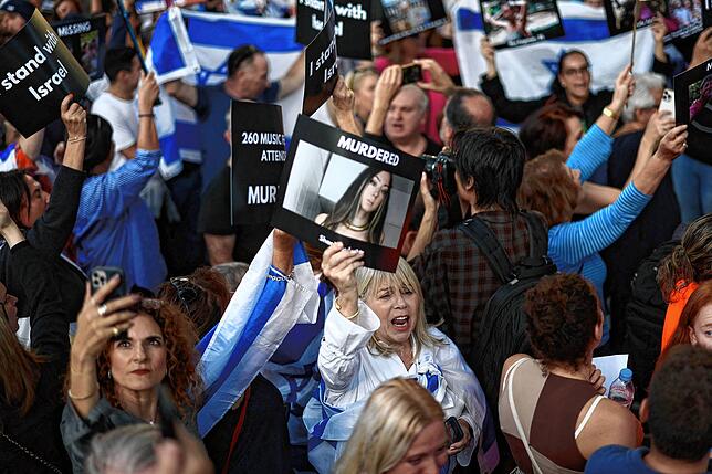 Eine Teilnehmerin hält ein Bild der deutsch-israelischen Frau Shani Louk, die an einer &bdquo;Mahnwache für Israel&ldquo; teilnimmt, ...
