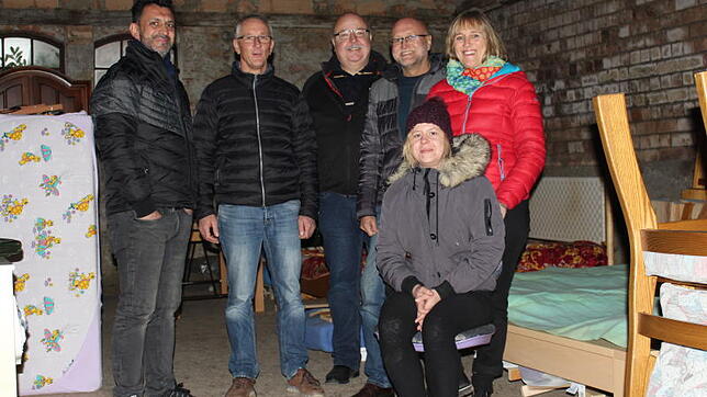 Dilan Ramzi (von links), Ralf Holverscheid, Marco Fandel, Roland Neubert, Renate Hold und Jana Rüber (vorne) im Lager des Möbelkreisels. ...