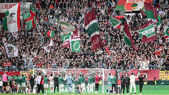 Die Fans des FC Augsburg feiern ihre Mannschaft. Für die Saison 2025/26 hat der FCA mehr Karten verkauft als in der vorherigen Spielzeit.