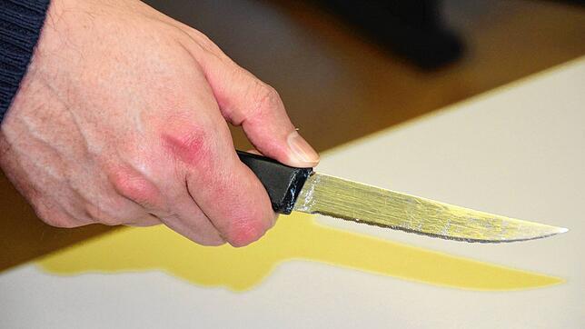 Mit einer 19 Zentimeter langen Klinge wurde ein Mann im Fricktal von seiner Ex-Partnerin niedergestochen und schwer verletzt. (Symbolbild)