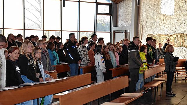 Gottes Segen und Kraft erbitten die Teilnehmer des Eröffnungsgottesdienstes zur 72-Stunden-Aktion am Donnerstagabend.  Bild: Gerd Jerger