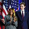 Der republikanische Präsidentschaftskandidat und ehemalige Präsident Donald Trump tanzt auf der Bühne mit der ehemaligen First Lady ...