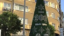 Ein kommunaler Neujahrsbaum des Istanbuler Stadtbezirks Sisli. Der Schriftzug auf dem Baum bedeutet übersetzt &bdquo;Frohes Neues ...