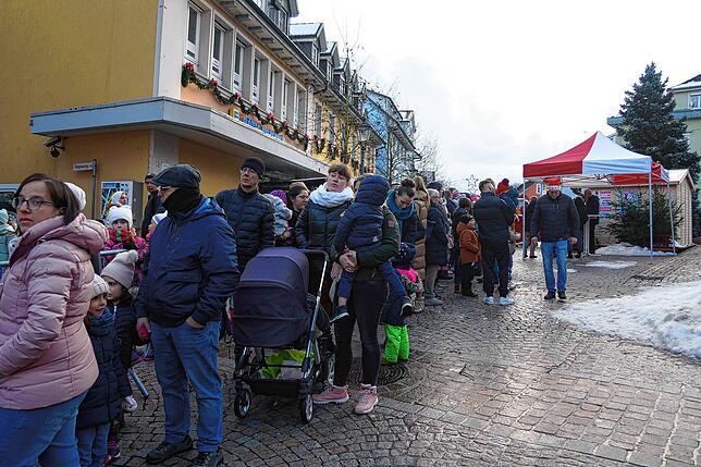Bild 19: Besuch des Nikolauses in Tiengen sorgt für viele strahlende Kinderaugen