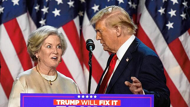 USA, West Palm Beach: Der republikanische Präsidentschaftskandidat und ehemalige US-Präsident Donald Trump bringt Susie Wiles bei einer ...