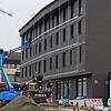 Das Apotheken- und Ärztehaus in der Murger Mitte erhält mit der Holzfassade den letzten Schliff: Die Arbeiten haben diese Woche begonnen.