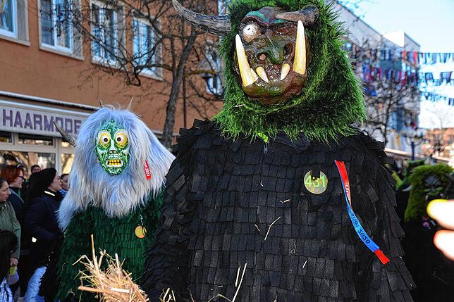 Die Urviecher sind, wie hier beim Umzug am Fasnet-Mendig 2023, eine der beiden großen Narrenzünfte der Kernstadt.