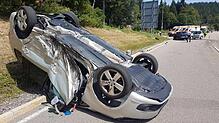 Auf dem Dach liegen bleibt dieser VW Touran, nachdem er am Dienstag auf der Bundesstraße 317 auf dem Feldberg von einem entgegen ...