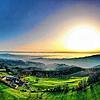 Ein wunderbarer Anblick: Auf den Höhen des Deggenhauertals scheint die Sonne, über dem See liegt der Nebel &ndash; das zeigt das ...