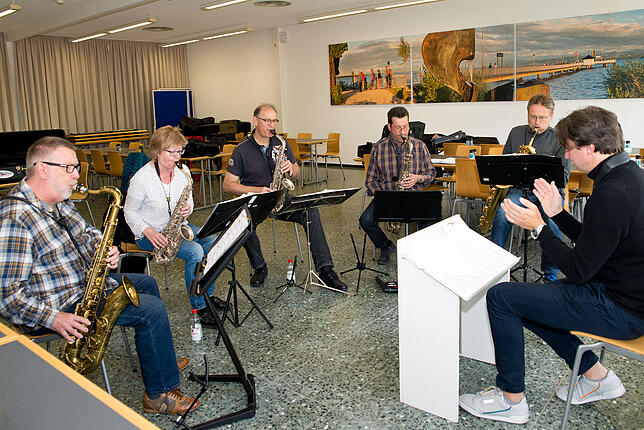 Die Saxofonisten der Big Band bereiten sich mit Profi Axel Kühn von der SWR Big Band auf den großen Auftritt vor.