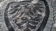 Ein mit Kopfsteinpflaster im Fußweg zur Pfarrkirche von Bodman gestaltetes Mosaik, das einen Königsadler in Erinnerung an die ...