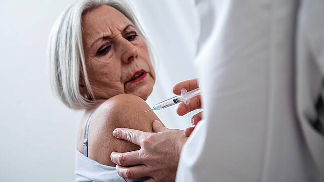 Ein Piks für guten Schutz: Im Alter wird das Immunsystem schwächer und Impfungen damit noch wichtiger.