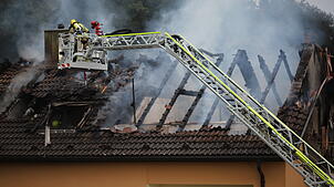 Ein Großaufgebot an Feuerwehrleuten rückte am Dienstagmorgen in die Hans-Dieter-Straße in Meersburg aus.