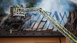 Ein Großaufgebot an Feuerwehrleuten rückte am Dienstagmorgen in die Hans-Dieter-Straße in Meersburg aus.