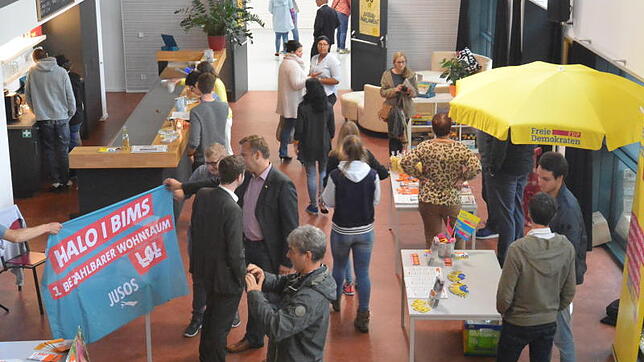 Vor und nach der Diskussion haben die Jugendlichen die Möglichkeit, sich auf der "Politikmesse" weiter zu informieren.