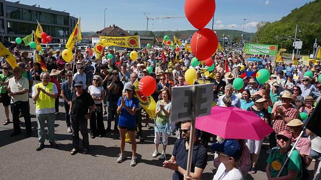 Blick auf den Platz vor dem deutschen Zoll, wo die Demonstranten sich sammeln und flammende Reden hören.