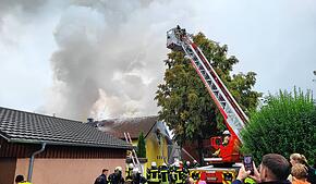 Große Rauchwolke über dem Wohngebiet am Sommerberg in Niedereschach-Fischbach. Ein Großaufgebot von Rettungskräften bekämpft den Brand ...
