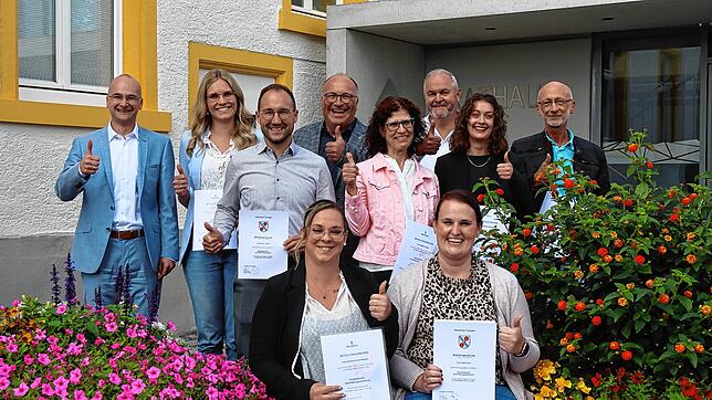Standesbeamte und Bürgermeister der Gemeinden Mönchweiler, Niedereschach und Tuningen freuen sich über den Start der gegenseitigen ...