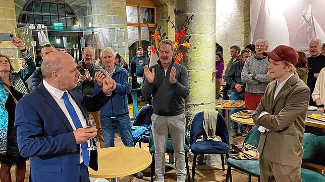 Zuspruch gab es für Martin Hahn (links) von Ingo Wörner (Mitte), sowie von Konkurrent Dennis Michels (rechts), der zum Gratulieren ins ...