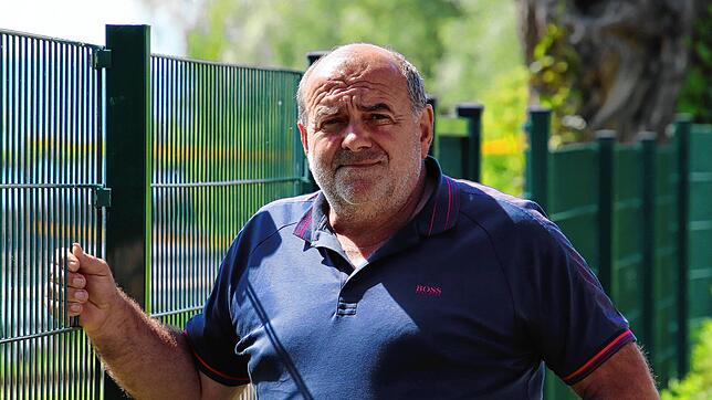 Werner Stuber, Chef auf dem Campingplatz Birnau-Maurach, begründet, warum zwischen Radweg und Bodensee ein Zaun gebaut wurde.