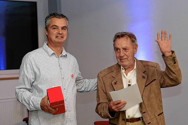 Ewald Krauter wurde von Michael Jentsch, erster Vorsitzender des SV Markelfingen, für sein 70-jähriges Jubiläum im Dienste des Vereins ...