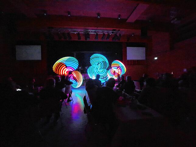 Der Zirkus Casanietto vom TV Engen lieferte eine farbenfrohe Licht-Show in der Stadthalle ab. Dafür gab es viel Applaus und Zugabe-Rufe ...