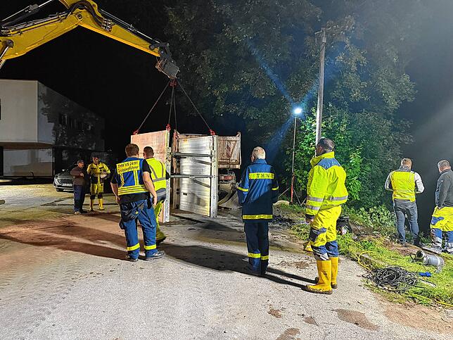 Bei den Arbeiten kommt schweres Gerät zum Einsatz. Ein größerer Bagger soll noch in der Nacht geliefert werden.